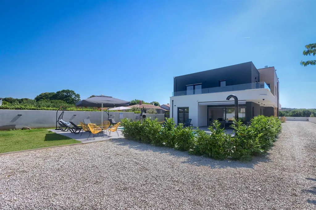 4-Bedroom Villa with Private Pool for 8 in Pula