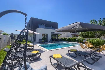 4-Bedroom Villa with Private Pool for 8 in Pula