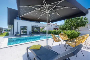 4-Bedroom Villa with Private Pool for 8 in Pula