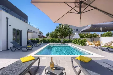 4-Bedroom Villa with Private Pool for 8 in Pula
