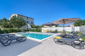 4-Bedroom Villa with Private Pool for 8 in Pula