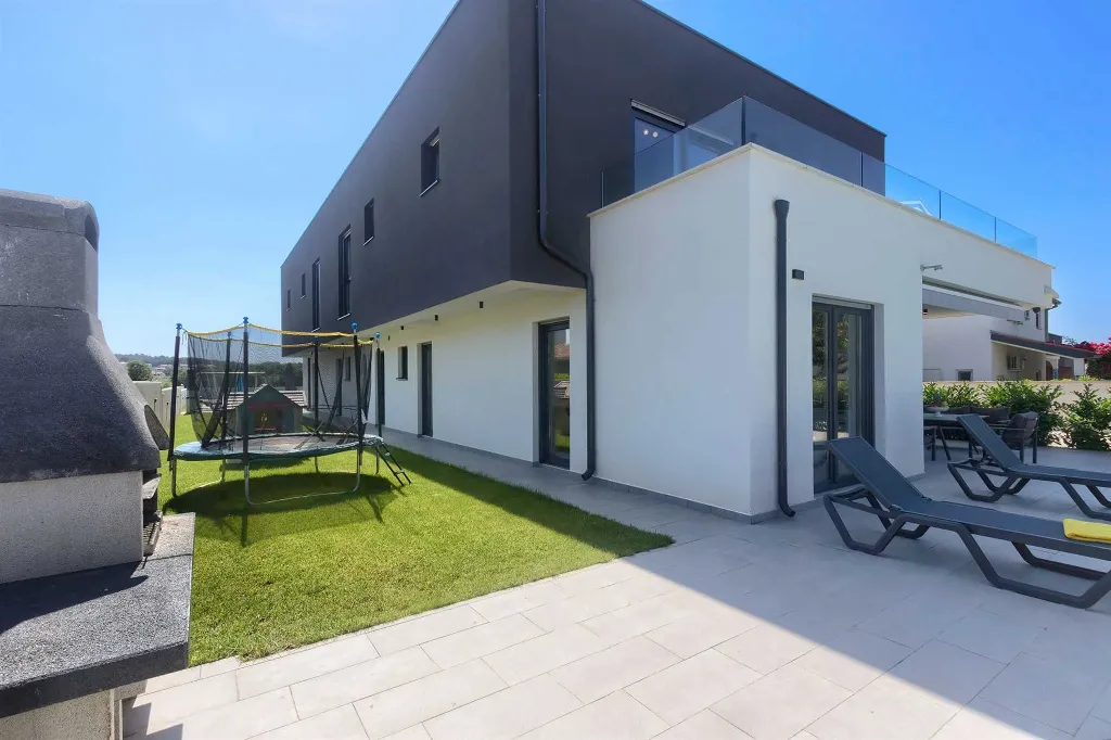 4-Bedroom Villa with Private Pool for 8 in Pula