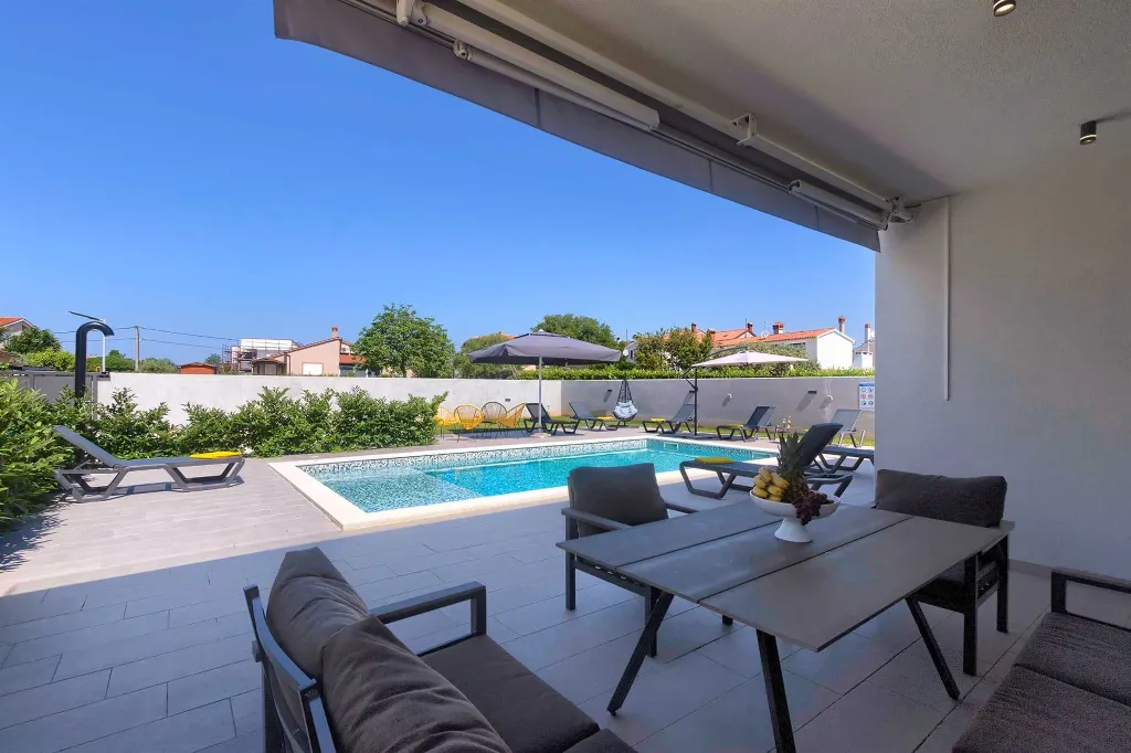 4-Bedroom Villa with Private Pool for 8 in Pula