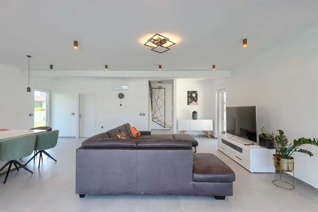4-Bedroom Villa with Private Pool for 8 in Pula
