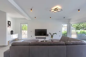 4-Bedroom Villa with Private Pool for 8 in Pula