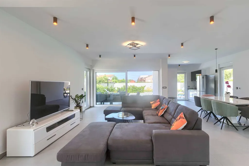 4-Bedroom Villa with Private Pool for 8 in Pula