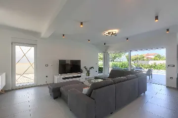 4-Bedroom Villa with Private Pool for 8 in Pula