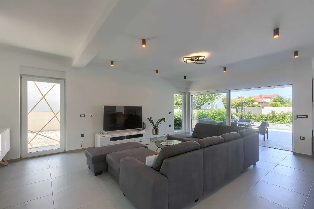 4-Bedroom Villa with Private Pool for 8 in Pula