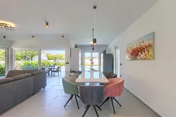 4-Bedroom Villa with Private Pool for 8 in Pula
