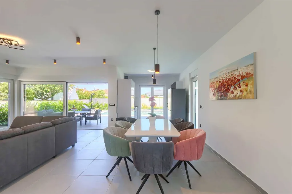 4-Bedroom Villa with Private Pool for 8 in Pula