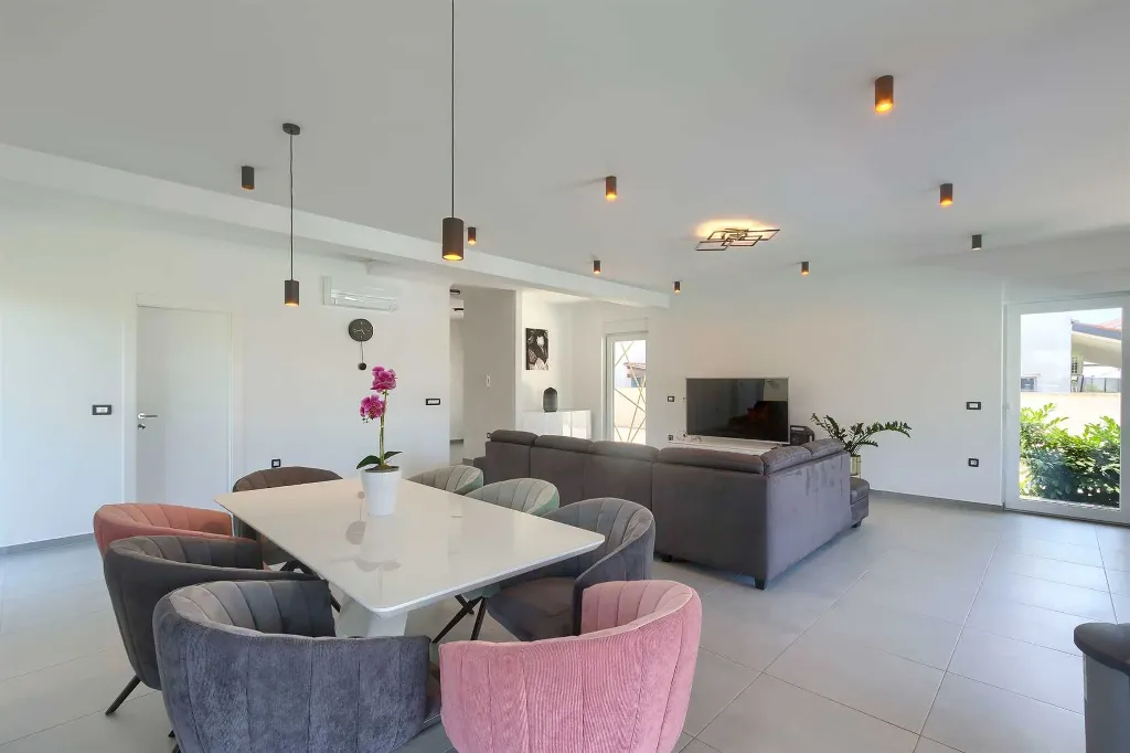 4-Bedroom Villa with Private Pool for 8 in Pula