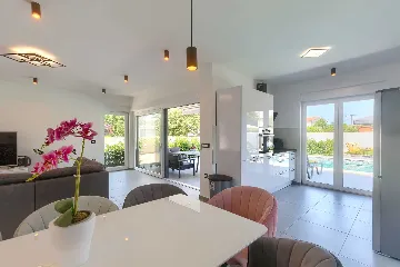 4-Bedroom Villa with Private Pool for 8 in Pula