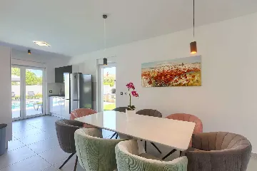 4-Bedroom Villa with Private Pool for 8 in Pula