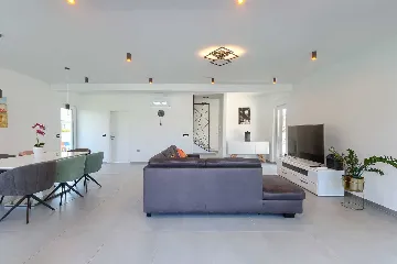 4-Bedroom Villa with Private Pool for 8 in Pula