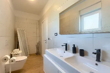 4-Bedroom Villa with Private Pool for 8 in Pula