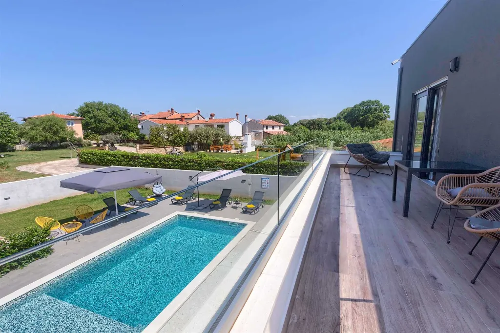 4-Bedroom Villa with Private Pool for 8 in Pula