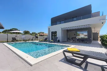 4-Bedroom Villa with Private Pool for 8 in Pula