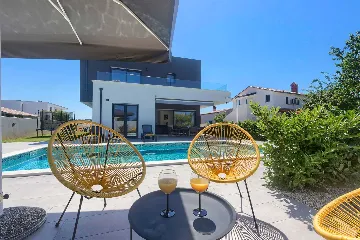4-Bedroom Villa with Private Pool for 8 in Pula