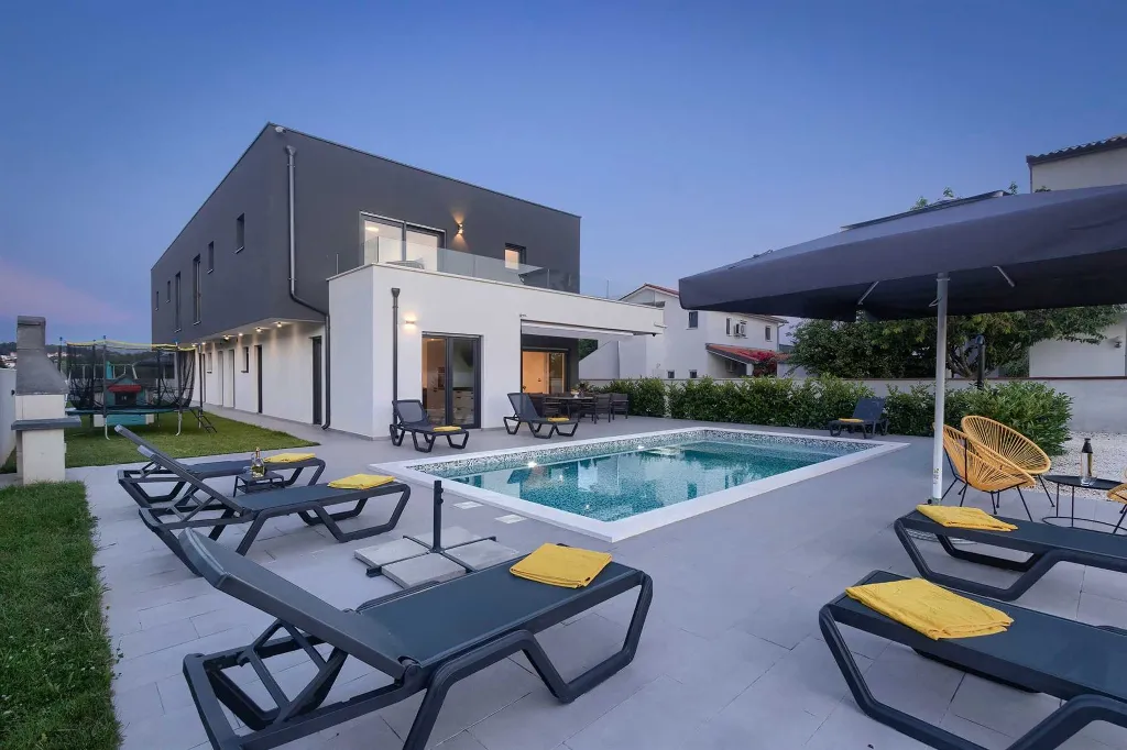 Villa in Pula with Two Swimming Pools (16 Guests)