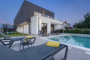 Villa in Pula with Two Swimming Pools (16 Guests)