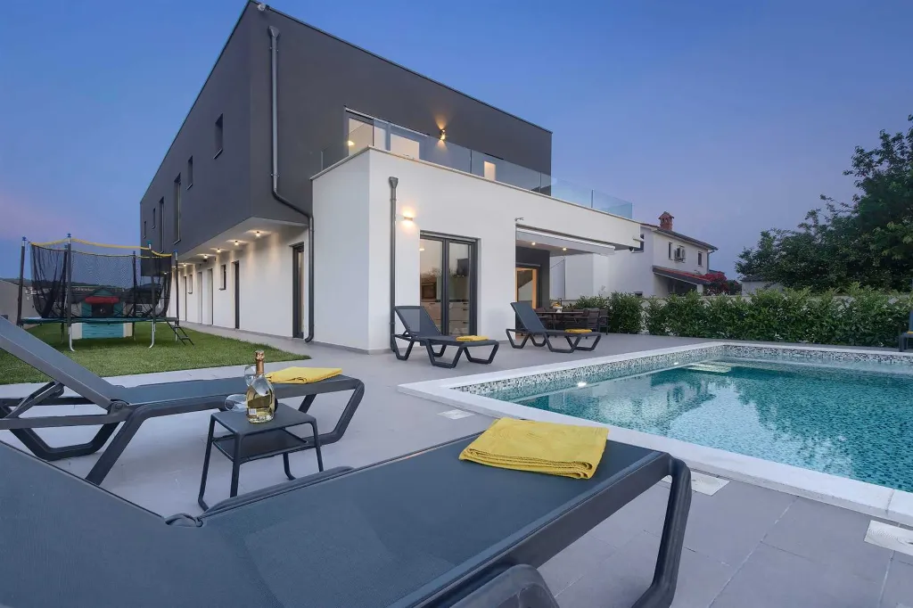 Villa in Pula with Two Swimming Pools (16 Guests)