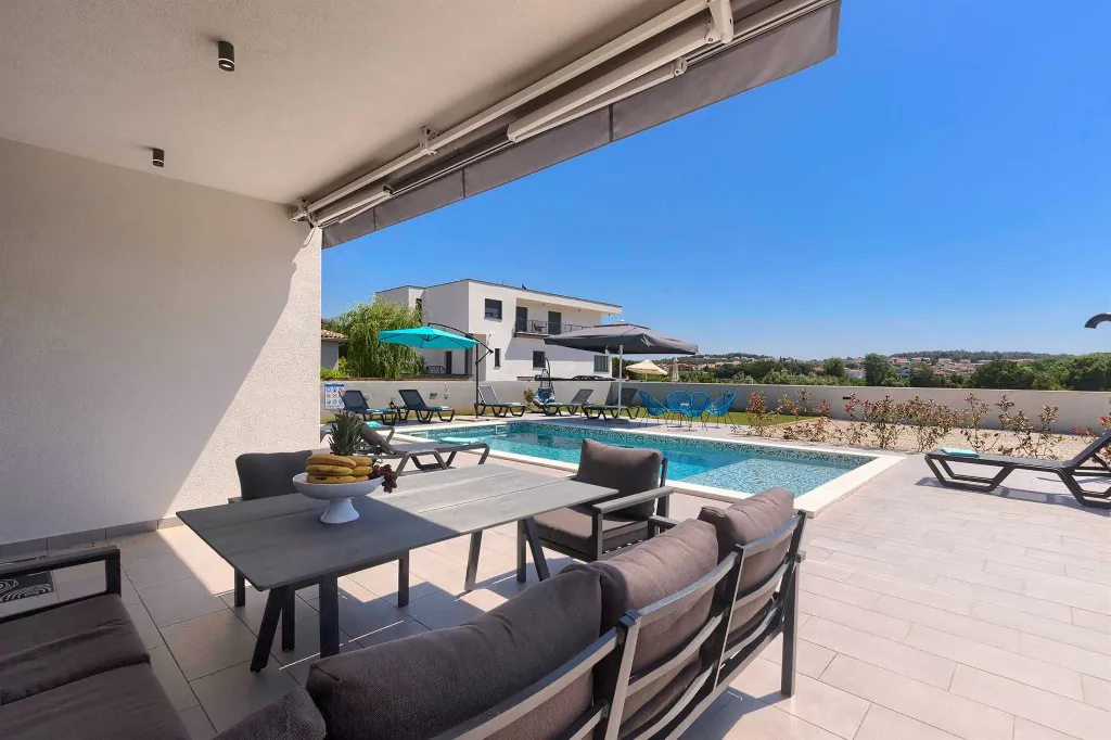 Villa in Pula with Two Swimming Pools (16 Guests)