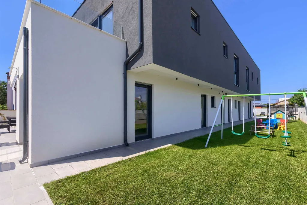 Villa in Pula with Two Swimming Pools (16 Guests)