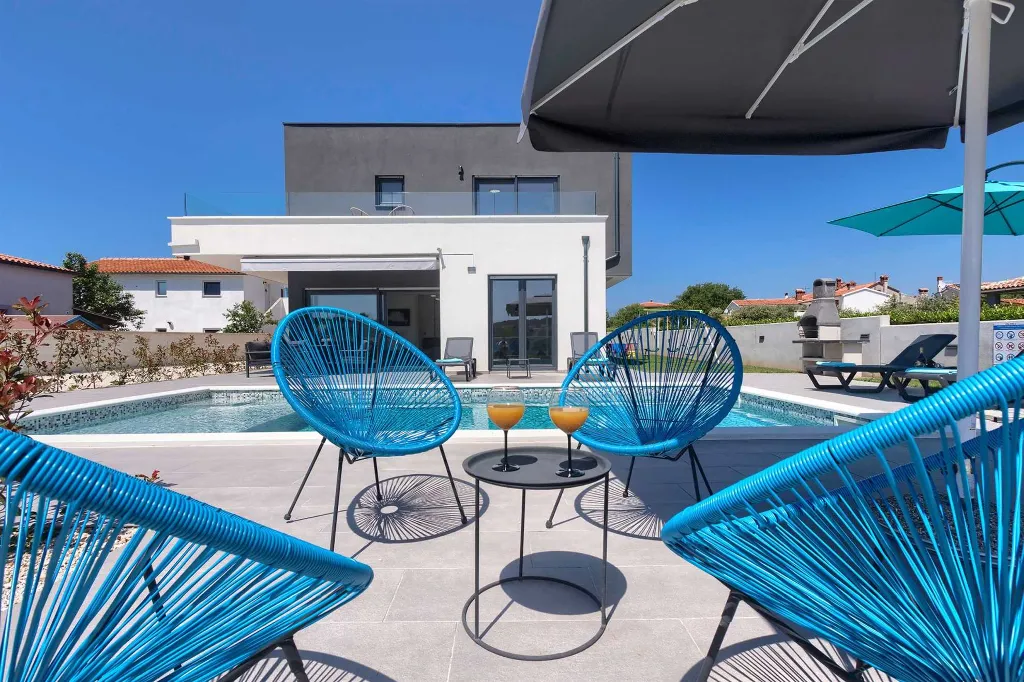 Villa in Pula with Two Swimming Pools (16 Guests)