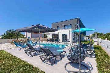 Villa in Pula with Two Swimming Pools (16 Guests)