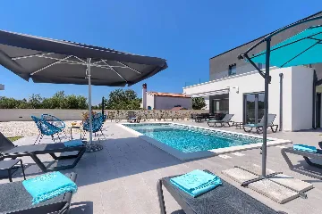 Villa in Pula with Two Swimming Pools (16 Guests)