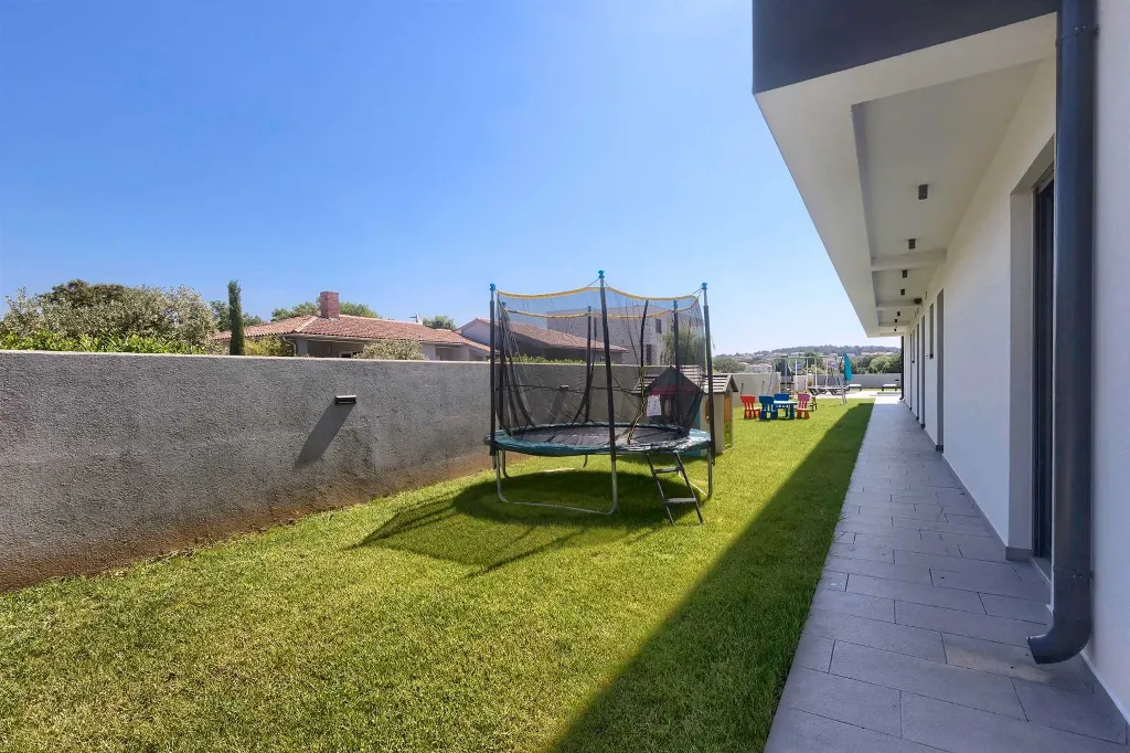 Villa in Pula with Two Swimming Pools (16 Guests)