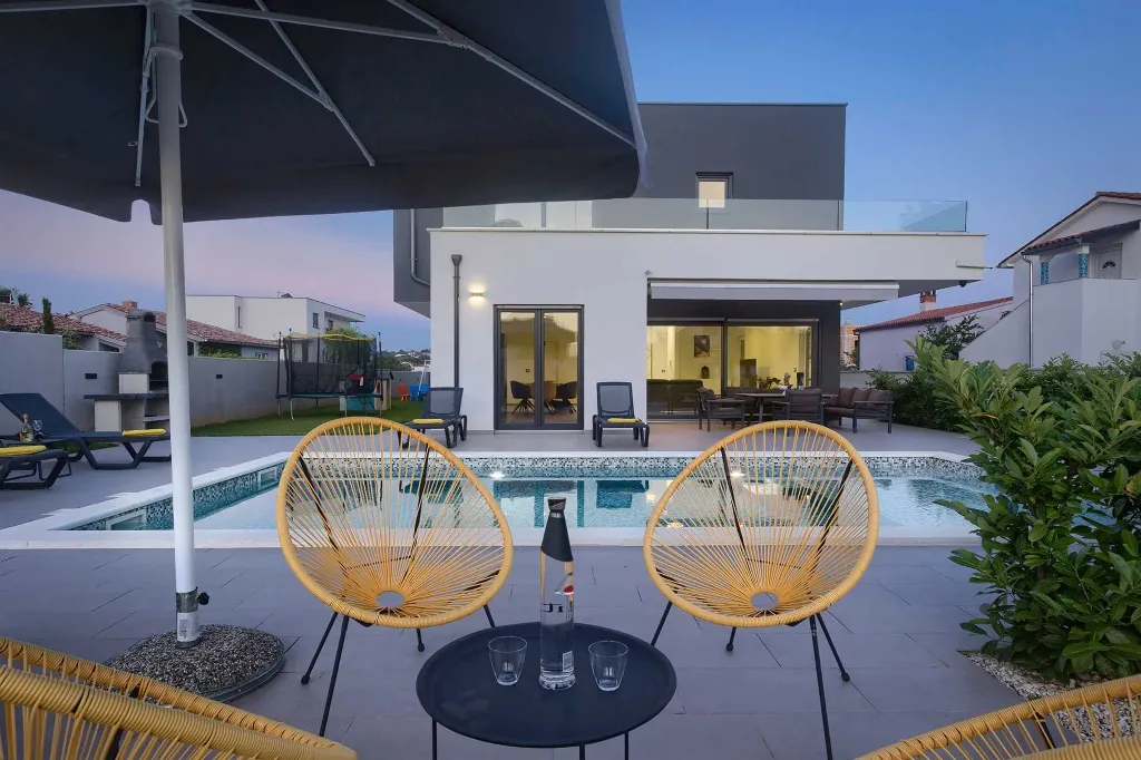Villa in Pula with Two Swimming Pools (16 Guests)