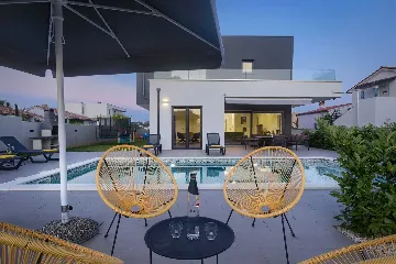 Villa in Pula with Two Swimming Pools (16 Guests)