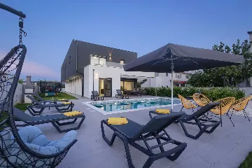 Villa in Pula with Two Swimming Pools (16 Guests)