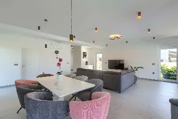 Villa in Pula with Two Swimming Pools (16 Guests)