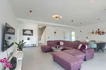 Villa in Pula with Two Swimming Pools (16 Guests)