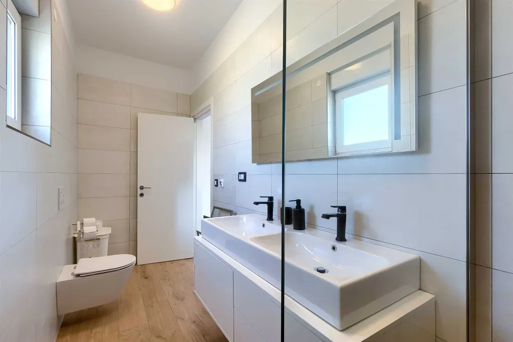 Villa in Pula with Two Swimming Pools (16 Guests)