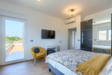 Villa in Pula with Two Swimming Pools (16 Guests)