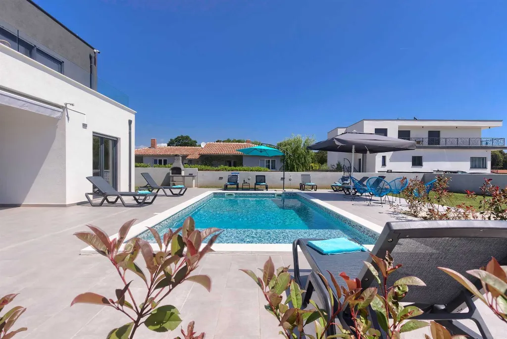 Villa in Pula with Two Swimming Pools (16 Guests)