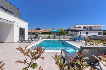 Villa in Pula with Two Swimming Pools (16 Guests)