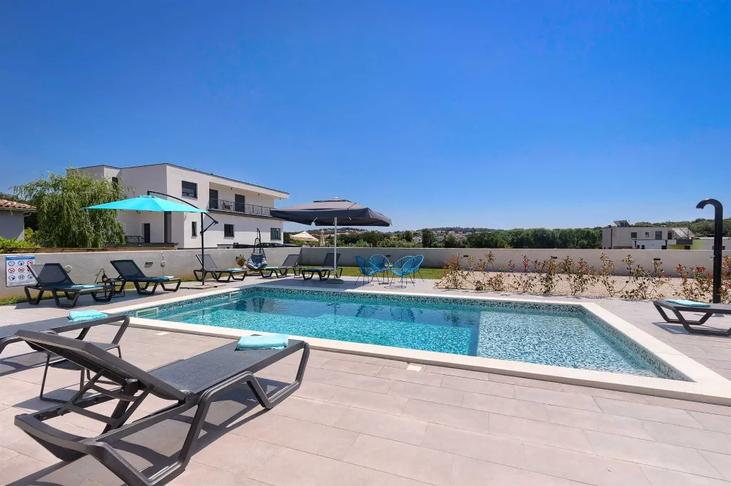 Villa in Pula with Two Swimming Pools (16 Guests)
