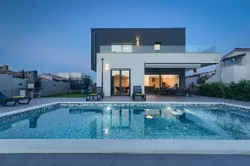 Villa in Pula with Two Swimming Pools (16 Guests)