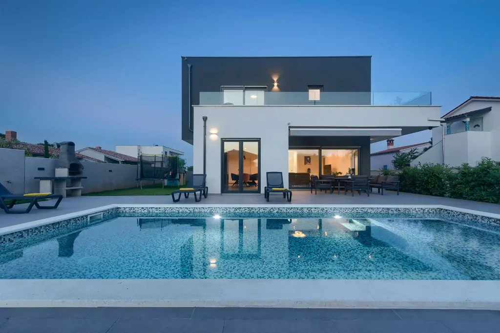 Villa in Pula with Two Swimming Pools (16 Guests)