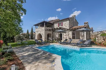 Villa in Muntrilj with Private Swimming Pool