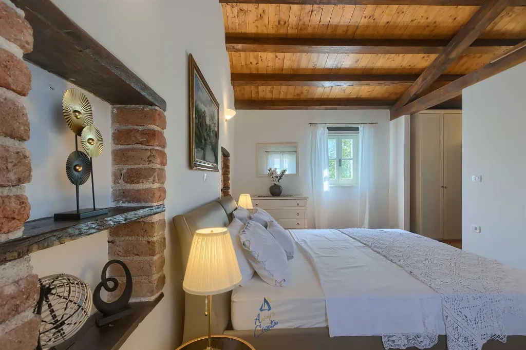 Villa in Muntrilj with Private Swimming Pool