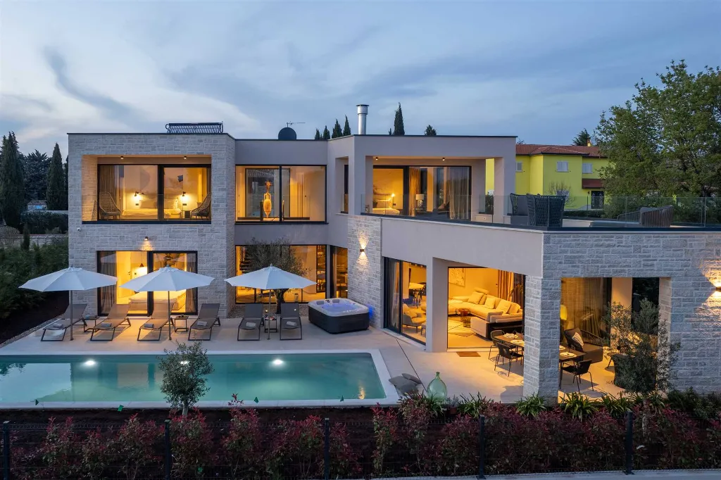 Vabriga 4-Bedroom Villa with Heated Pool & Jacuzzi