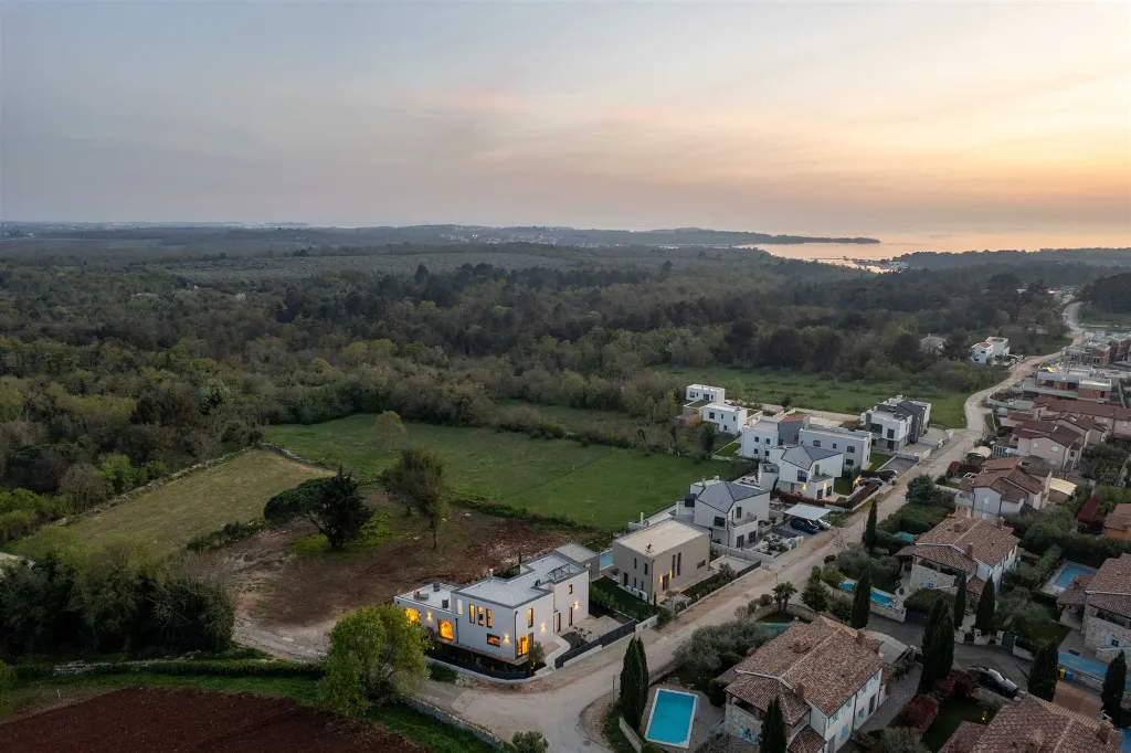Vabriga 4-Bedroom Villa with Heated Pool & Jacuzzi