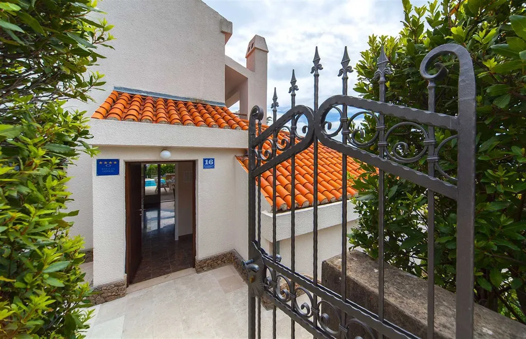 Baška Voda 5-Bedroom Villa with Private Pool