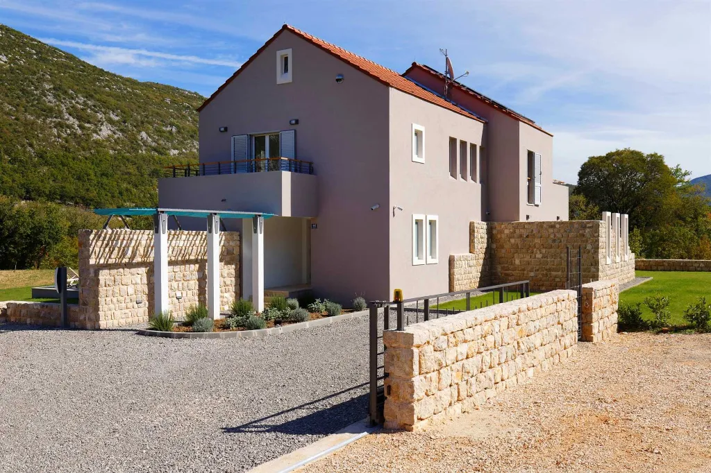 4-Bedroom Villa in Zagvozd for 8 Guests