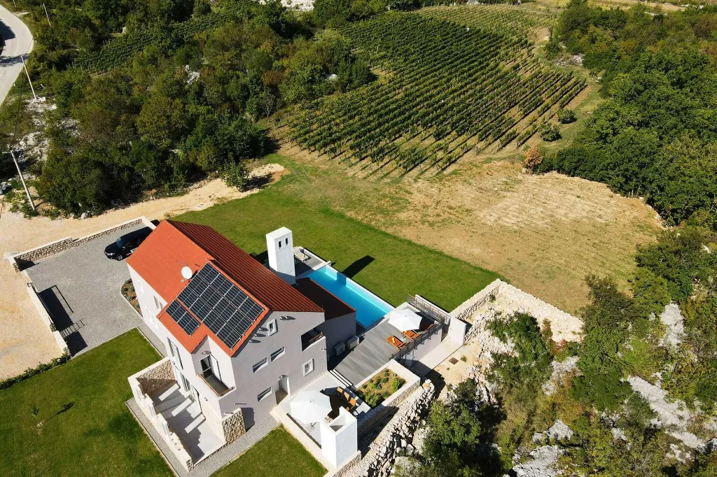 4-Bedroom Villa in Zagvozd for 8 Guests